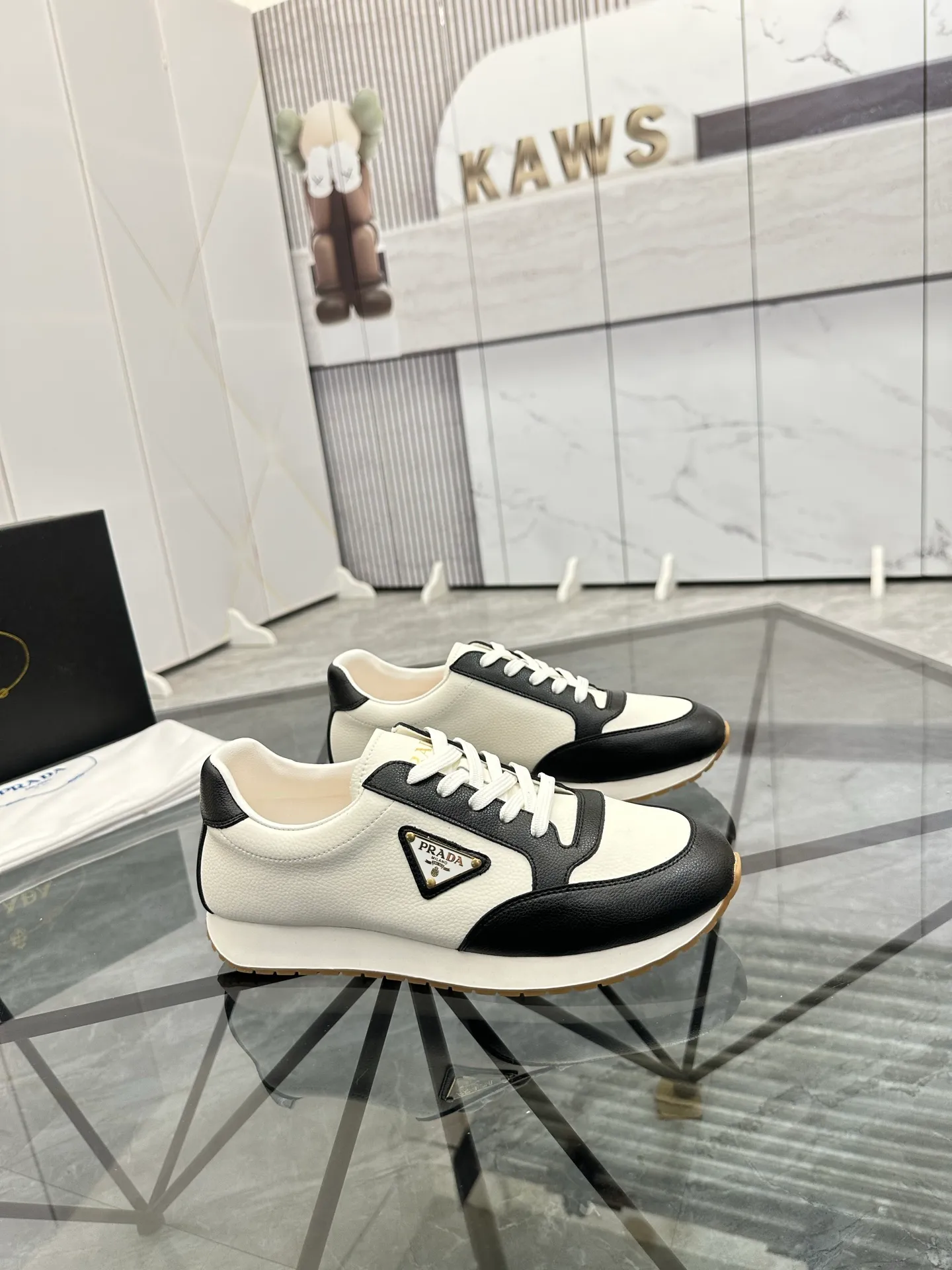 Men's shoes: 💰P420¥ Product trademark: Prada *"Prada*" low-top casual shoes Regular size: 38-44 (can be customized to 45) Product materials: imported cowhide upper, sheepskin lining, original outsole. Number: 020
